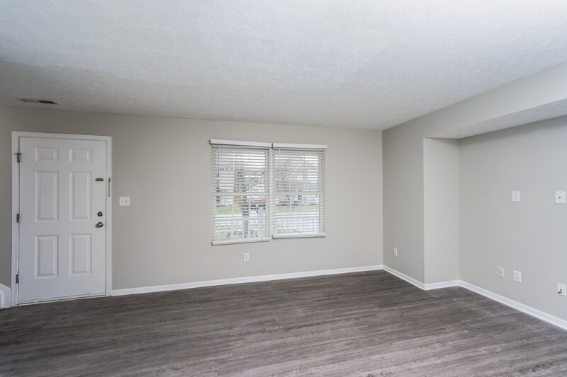 1,695/Mo, 6514 Hunters Creek Blvd Louisville, KY 40258 Living Room View 2
