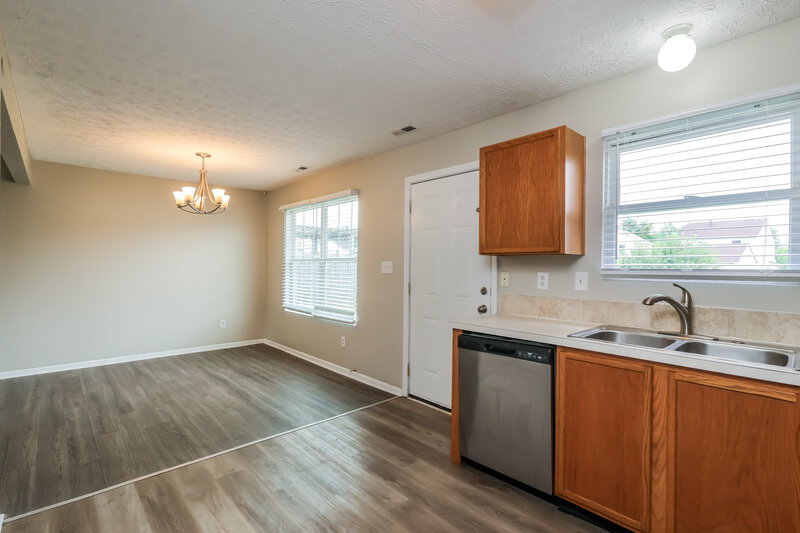 1,705/Mo, 6514 Hunters Creek Blvd Louisville, KY 40258 Kitchen View 2