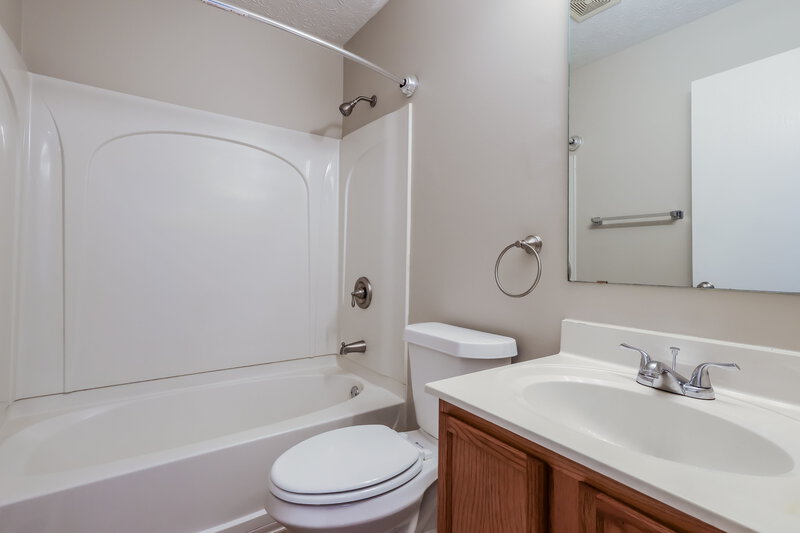 1,705/Mo, 6514 Hunters Creek Blvd Louisville, KY 40258 Main Bathroom View