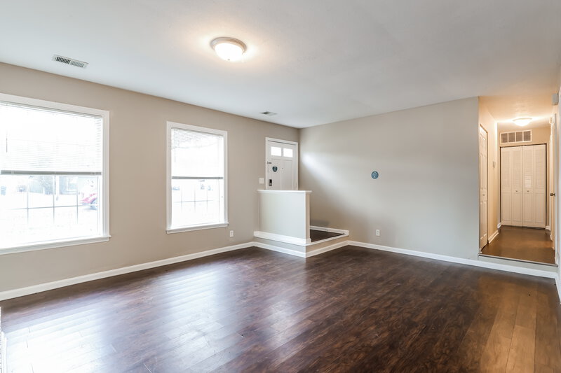 1,600/Mo, 6406 Fernview Rd Louisville, KY 40291 Living Room View 2
