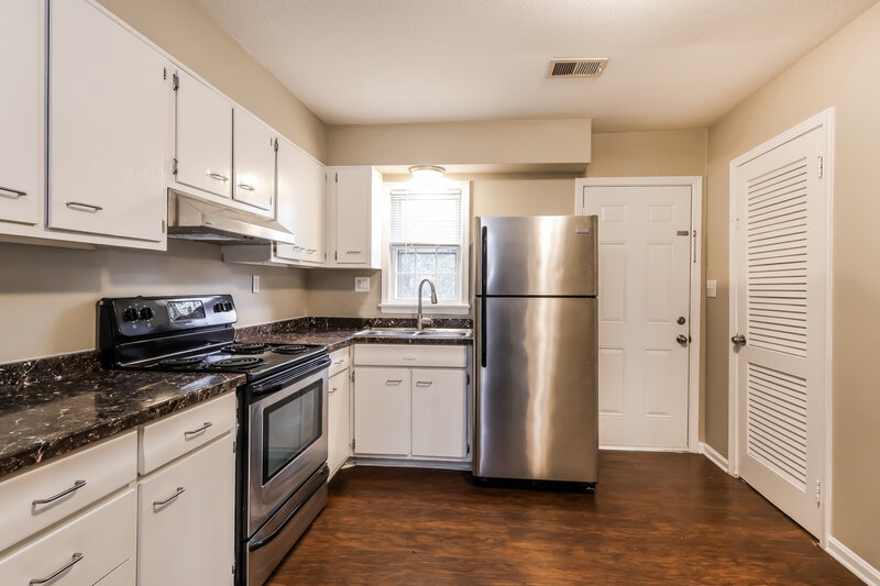 1,600/Mo, 6406 Fernview Rd Louisville, KY 40291 Kitchen View