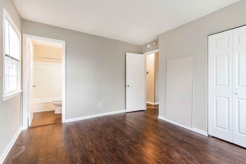 1,600/Mo, 6406 Fernview Rd Louisville, KY 40291 Main Bedroom View