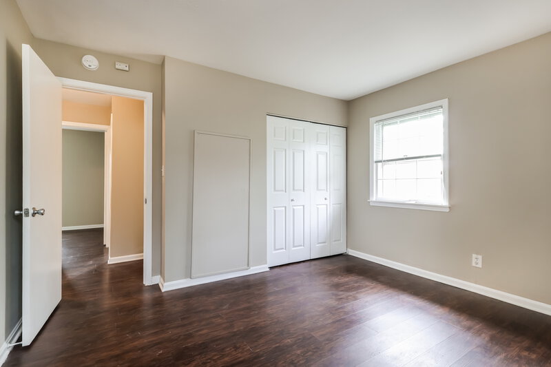 1,600/Mo, 6406 Fernview Rd Louisville, KY 40291 Main Bedroom View 2