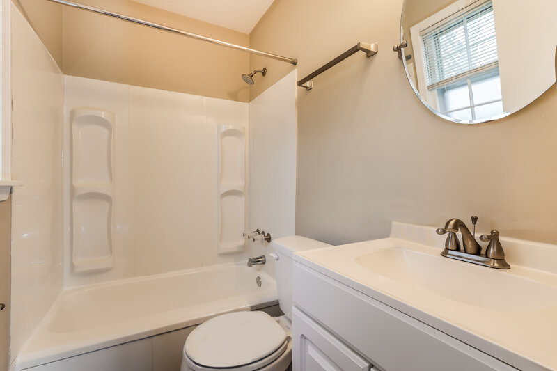 1,600/Mo, 6406 Fernview Rd Louisville, KY 40291 Main Bathroom View