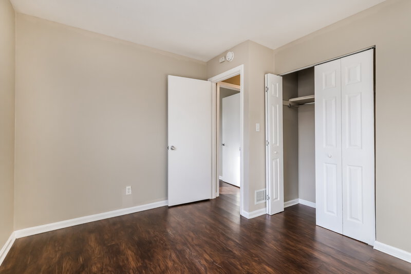 1,600/Mo, 6406 Fernview Rd Louisville, KY 40291 Bedroom View