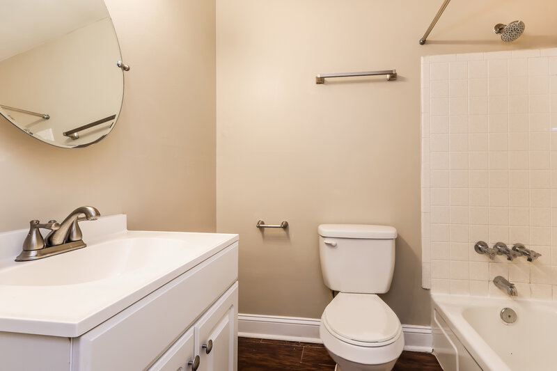1,600/Mo, 6406 Fernview Rd Louisville, KY 40291 Bathroom View