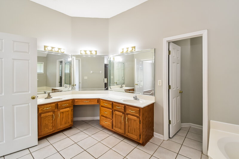 1,975/Mo, 4299 Rocky Top Cv Olive Branch, MS 38654 Main Bathroom View