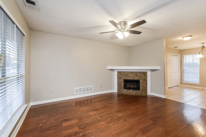 1,790/Mo, 4483 Shadow Glen Cv Horn Lake, MS 38637 Living Room View 2