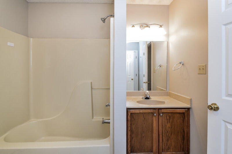 1,790/Mo, 4483 Shadow Glen Cv Horn Lake, MS 38637 Main Bathroom View 2