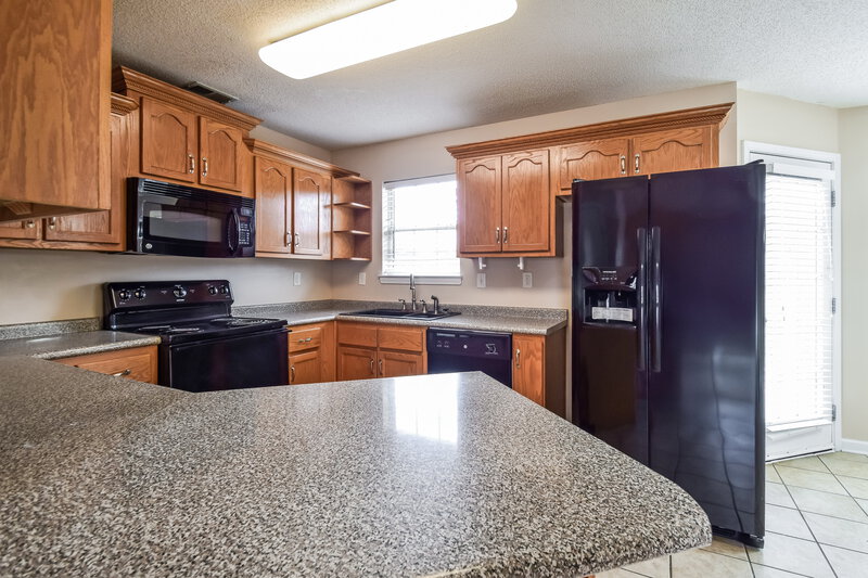 1,915/Mo, 2670 Pinnacle Dr Southaven, MS 38672 Kitchen View 2