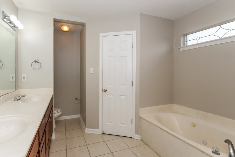 1,910/Mo, 5651 Carter Dr Southaven, MS 38672 Main Bathroom View