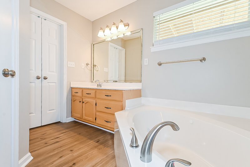 2,075/Mo, 5970 Fredrick Dr Southaven, MS 38671 Main Bathroom View 2