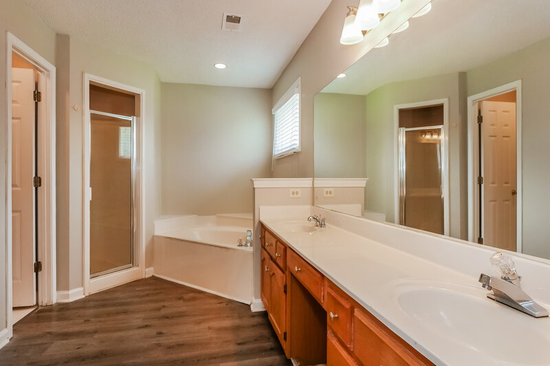 2,355/Mo, 1011 Stable Run Dr Cordova, TN 38018 Main Bathroom View