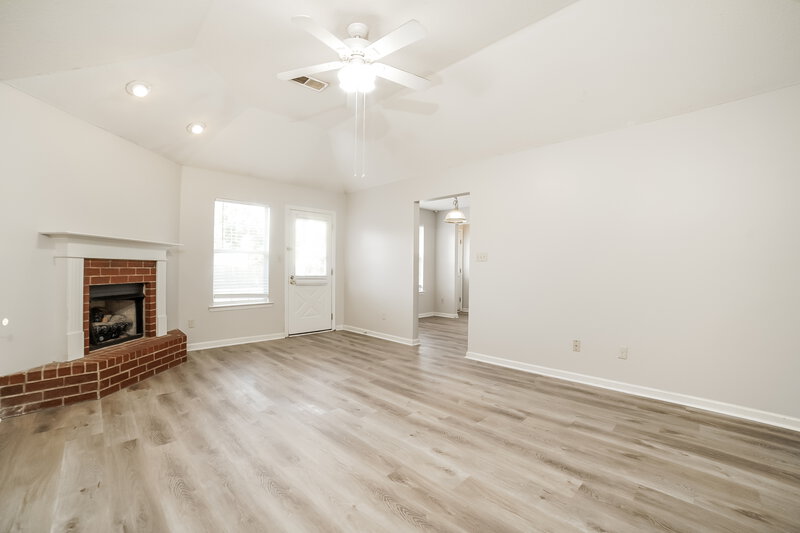1,695/Mo, 4519 Shadow Hollow Dr Horn Lake, MS 38637 Living Room View 2