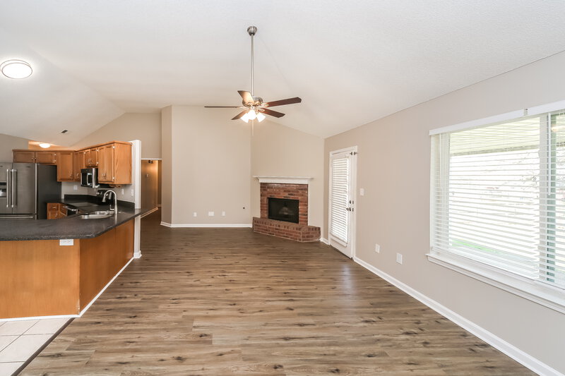 1,610/Mo, 5870 Waverly Dr Horn Lake, MS 38637 Living Room View 2