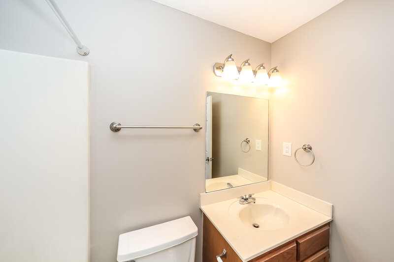1,610/Mo, 5870 Waverly Dr Horn Lake, MS 38637 Main Bathroom View
