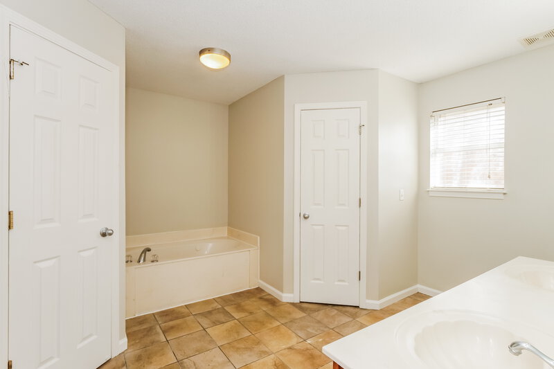 1,790/Mo, 7875 Sarah Ann Dr S Southaven, MS 38671 Main Bathroom View