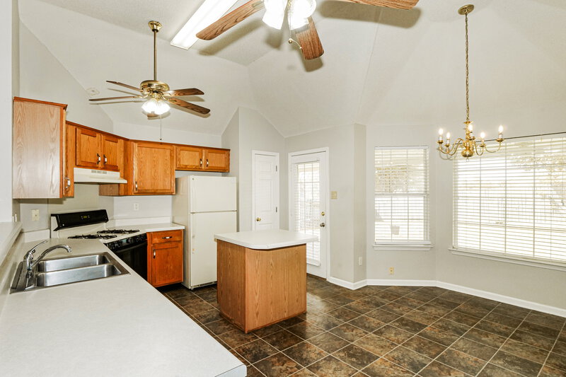 2,130/Mo, 75 Oakridge Cv Oakland, TN 38060 Kitchen View