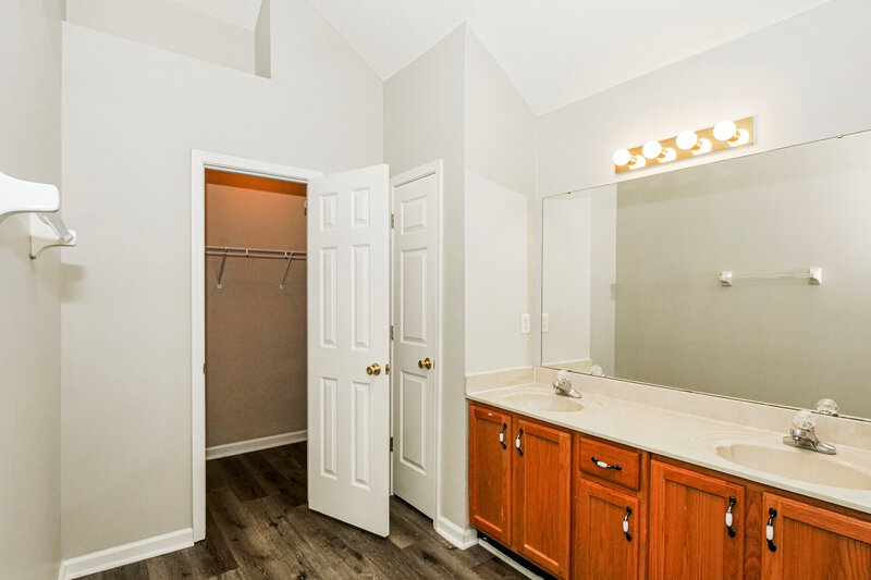2,130/Mo, 75 Oakridge Cv Oakland, TN 38060 Main Bathroom View