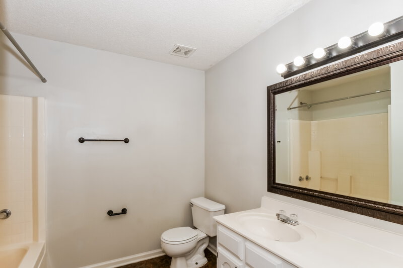 1,920/Mo, 10102 Fox Hunt Dr Olive Branch, MS 38654 Main Bathroom View