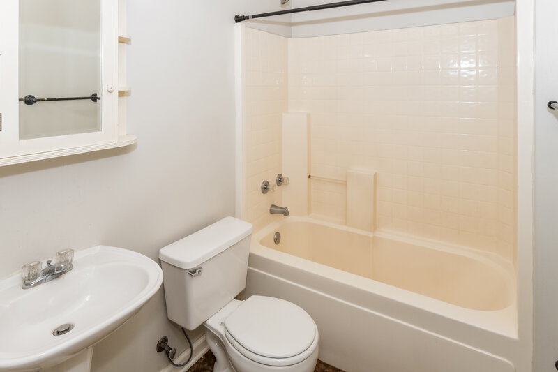 1,920/Mo, 10102 Fox Hunt Dr Olive Branch, MS 38654 Bathroom View