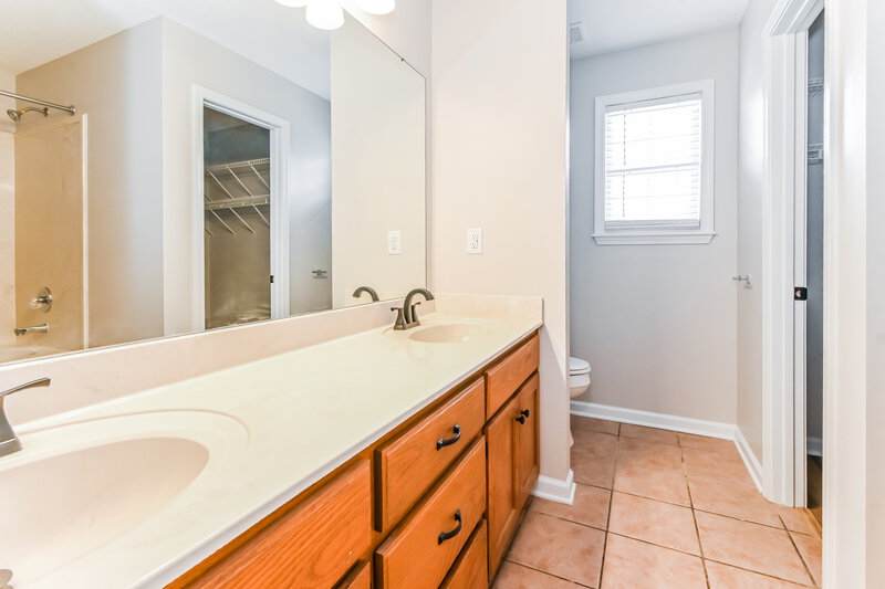 1,965/Mo, 569 Wylie Dr Brighton, TN 38011 Main Bathroom View