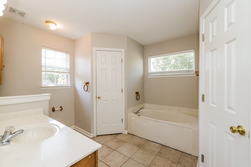 1,945/Mo, 1128 Fredrick Dr Southaven, MS 38671 Main Bathroom View