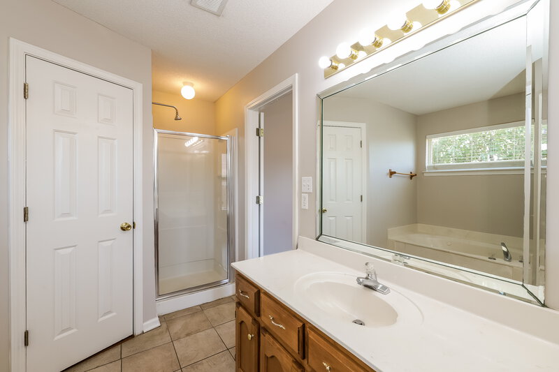 1,945/Mo, 1128 Fredrick Dr Southaven, MS 38671 Main Bathroom View 2