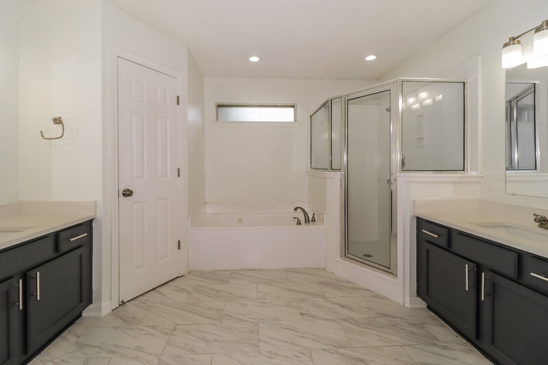 1,840/Mo, 1242 Breezy Valley Dr Cordova, TN 38018 Main Bathroom View