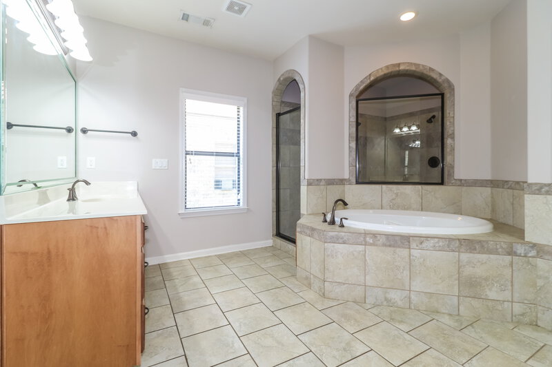 2,565/Mo, 30 Whispering Creek Dr Oakland, TN 38060 Main Bathroom View