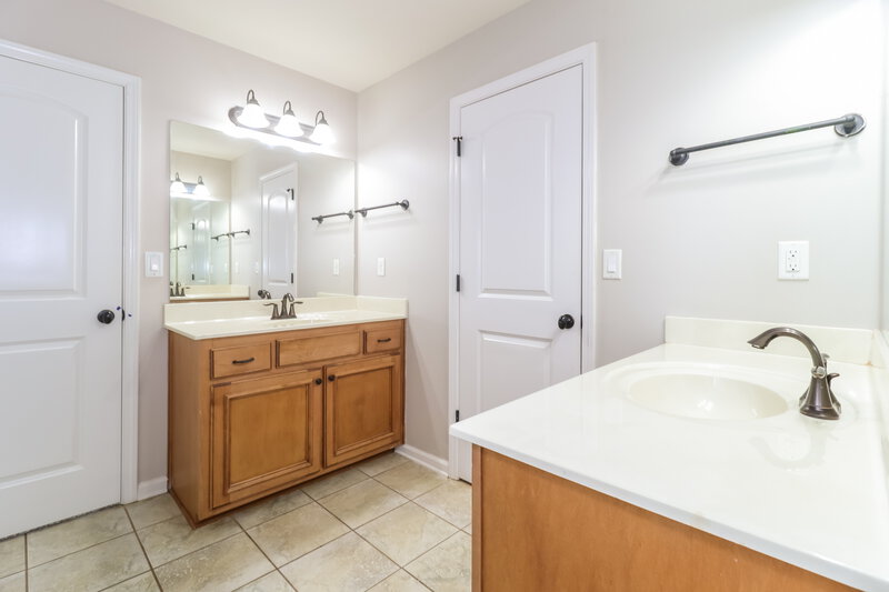 2,565/Mo, 30 Whispering Creek Dr Oakland, TN 38060 Main Bathroom View 2
