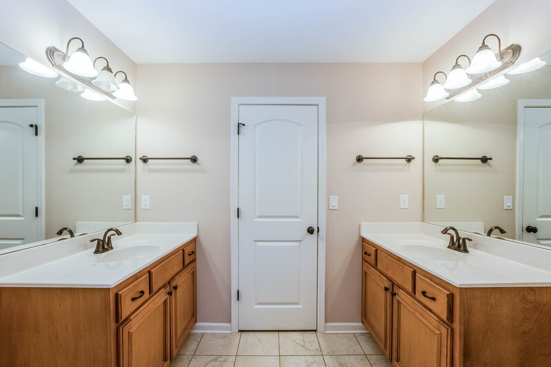4,170/Mo, 65 Ridgefield Dr Oakland, TN 38060 Master Bathroom View 2