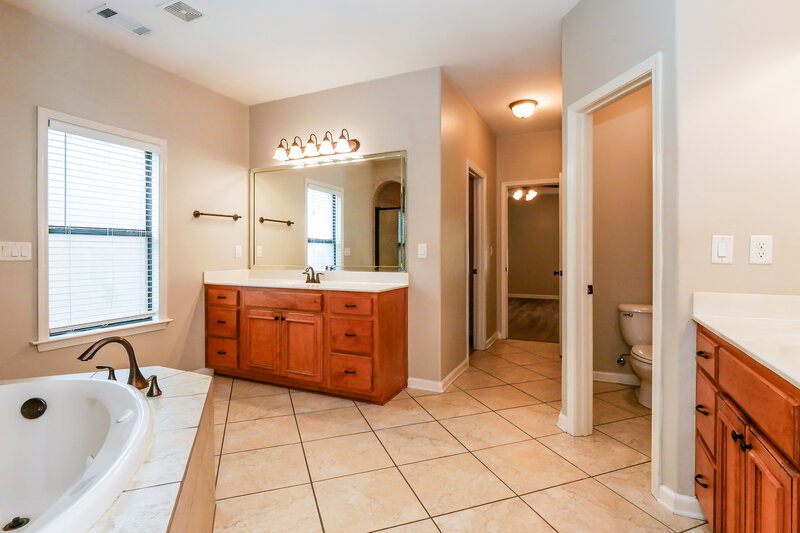 2,540/Mo, 65 Ridgefield Dr Oakland, TN 38060 Main Bathroom View