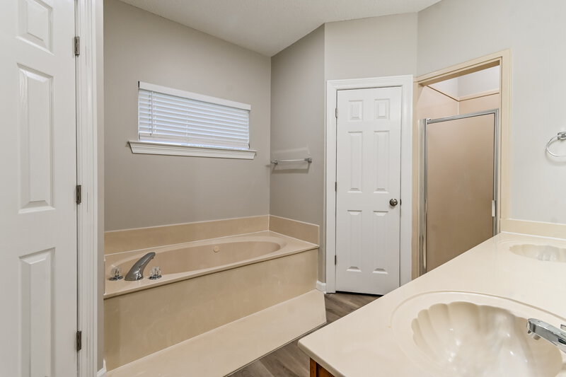 2,040/Mo, 6669 Sandbourne W Olive Branch, MS 38654 Main Bathroom View