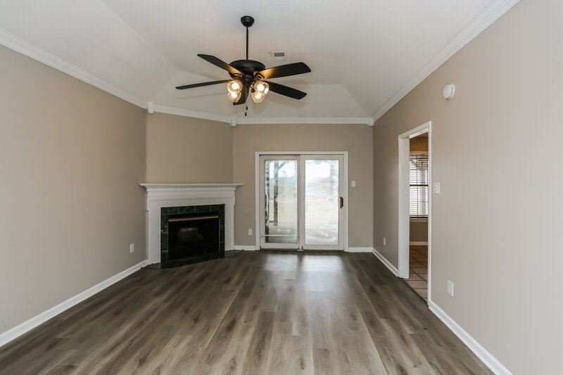 2,105/Mo, 198 N Parkway St Hernando, MS 38632 Living Room View