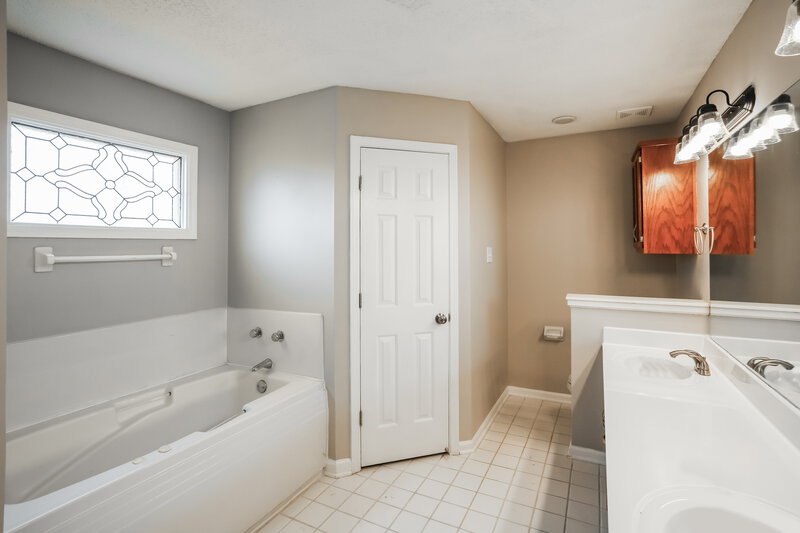 2,105/Mo, 198 N Parkway St Hernando, MS 38632 Main Bathroom View