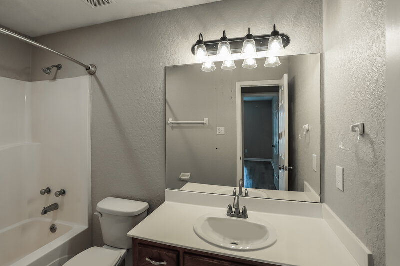 2,105/Mo, 198 N Parkway St Hernando, MS 38632 Bathroom View