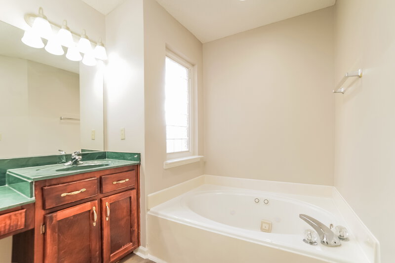 2,255/Mo, 2104 Ansley Park N Southaven, MS 38672 Main Bathroom View