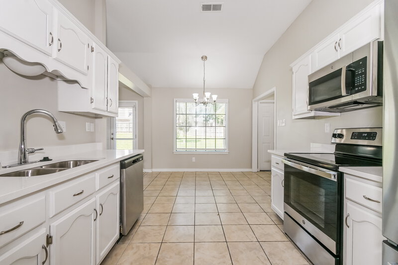 1,800/Mo, 5543 Harvey Pointe Ln Memphis, TN 38125 Kitchen View 2