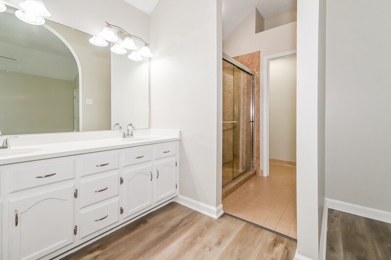 1,800/Mo, 5543 Harvey Pointe Ln Memphis, TN 38125 Main Bathroom View