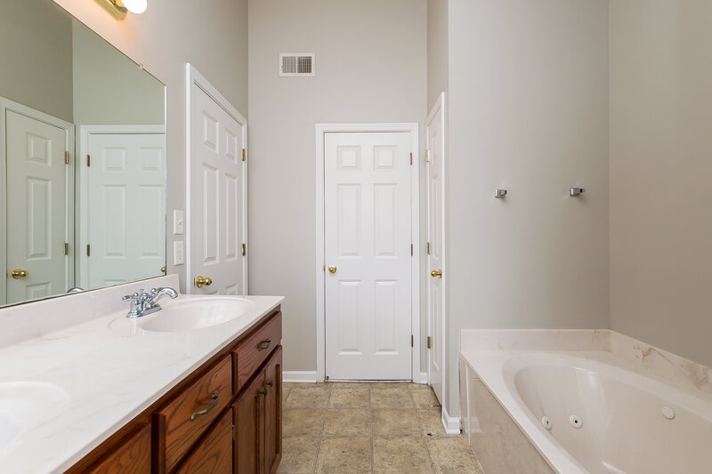 1,725/Mo, 1922 Cresent Ln Southaven, MS 38671 Master Bathroomlarge View 2