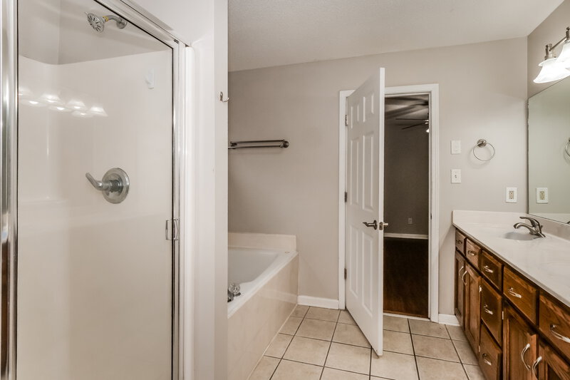 1,990/Mo, 8018 Jills Creek Dr Bartlett, TN 38133 Main Bathroom View