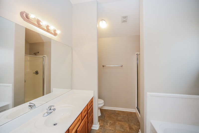 1,620/Mo, 1723 Brentford Cv Cordova, TN 38016 Main Bathroom View