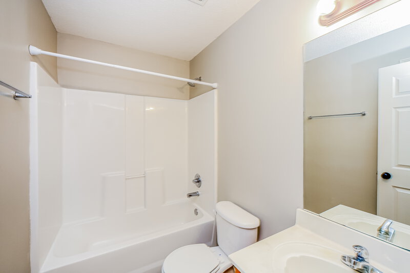 1,620/Mo, 1723 Brentford Cv Cordova, TN 38016 Bathroom View