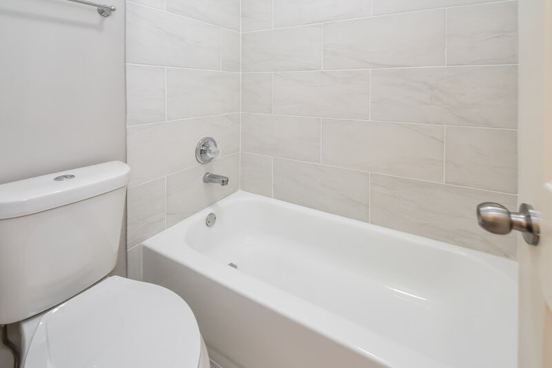 1,585/Mo, 10712 Oak Cir N Olive Branch, MS 38654 Main Bathroom View 2