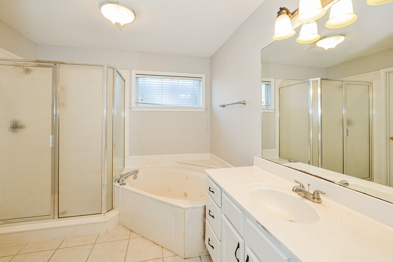 2,000/Mo, 1550 Far Dr Cordova, TN 38016 Main Bathroom View