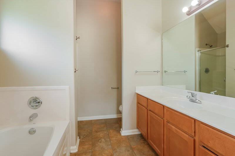 1,635/Mo, 1719 Brentford Cv Cordova, TN 38016 Main Bathroom View