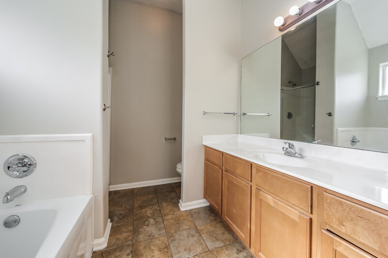 1,840/Mo, 1719 Brentford Cv Cordova, TN 38016 Main Bathroom View