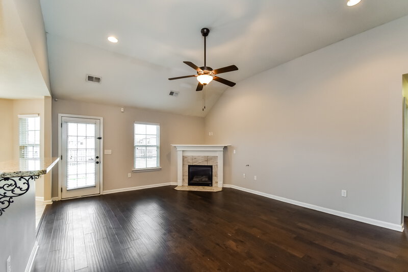 2,000/Mo, 2638 S Cherry Cv Southaven, MS 38672 Living Room View 2