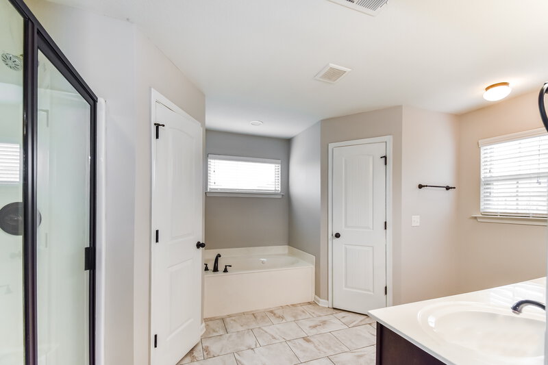 2,000/Mo, 2638 S Cherry Cv Southaven, MS 38672 Main Bathroom View